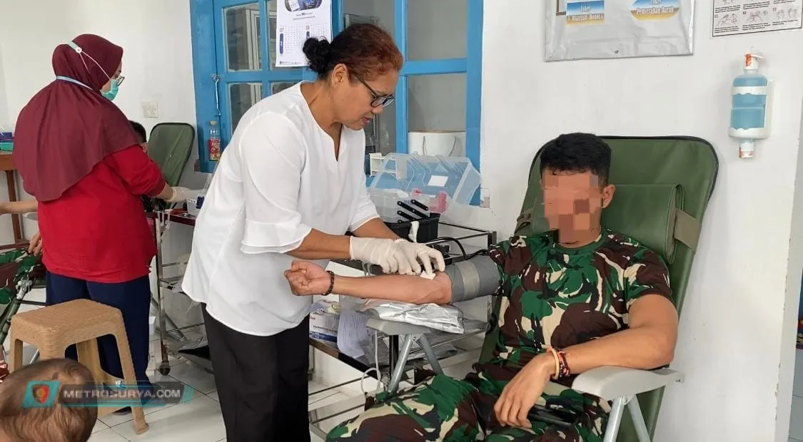 BAKSOS TNI MARINIR DONOR DARAH BANTU STOK DAN BANGKITKAN SEMANGAT PETUGAS MEDIS RSUD DEKAI
