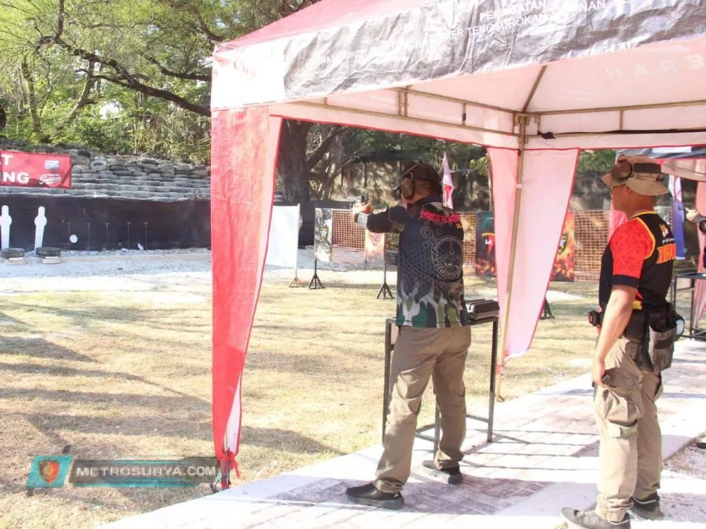 DANYONMARHANLAN VII KUPANG IKUTI EKSEBISI MENEMBAK PISTOL HUT KE 78 BHAYANGKARA
