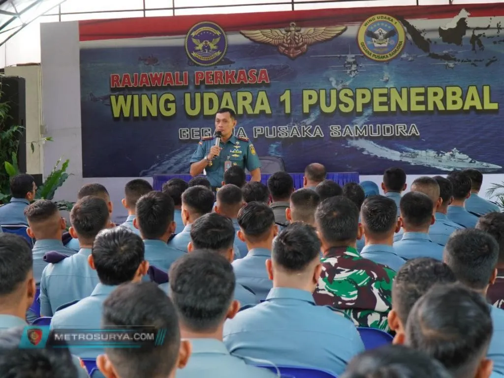 KOMANDAN WING UDARA 1 BERIKAN JAM KOMANDAN KEPADA SELURUH PERSONEL WING UDARA 1