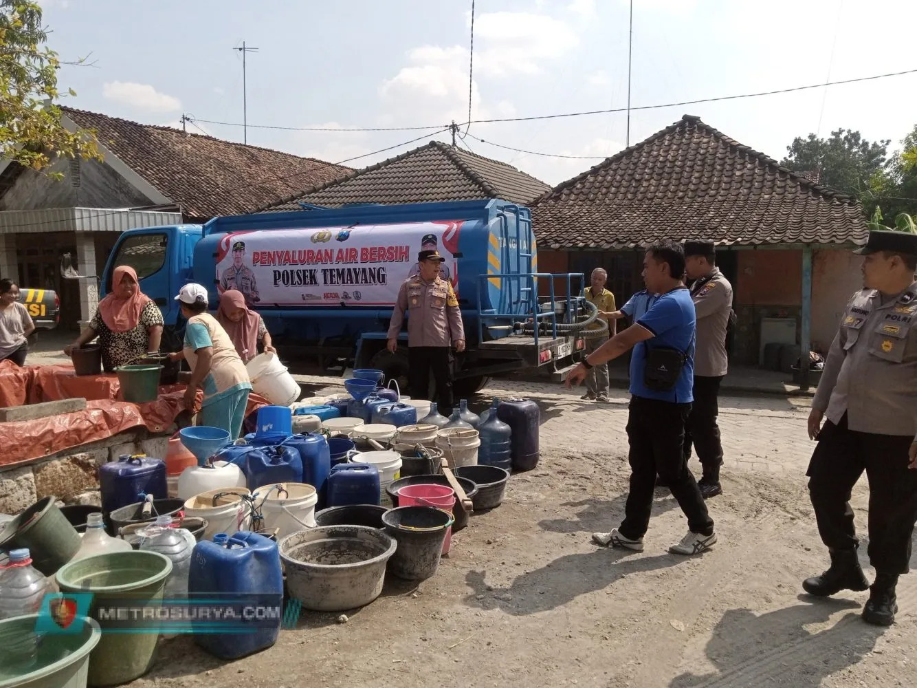 Polisi Salurkan Air Bersih Untuk Warga Desa yang Kekeringan di Bojonegoro