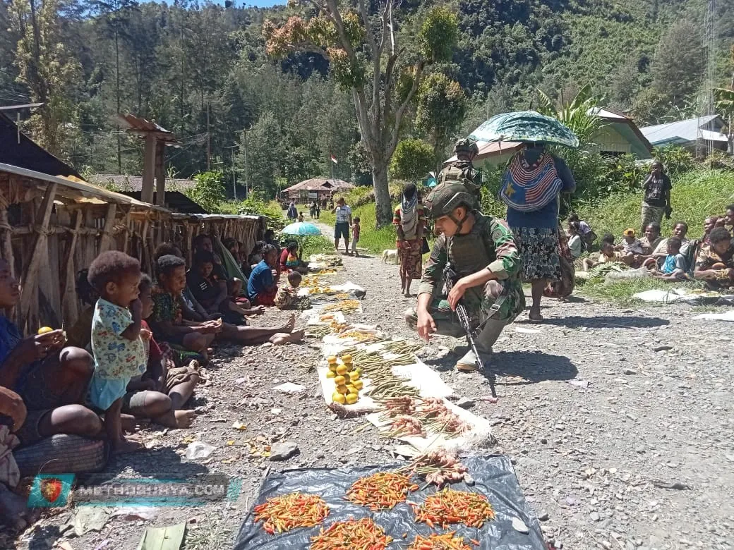 Prajurit Yonif 323 Buaya Putih Borong Hasil Tani Masyarakat Beoga