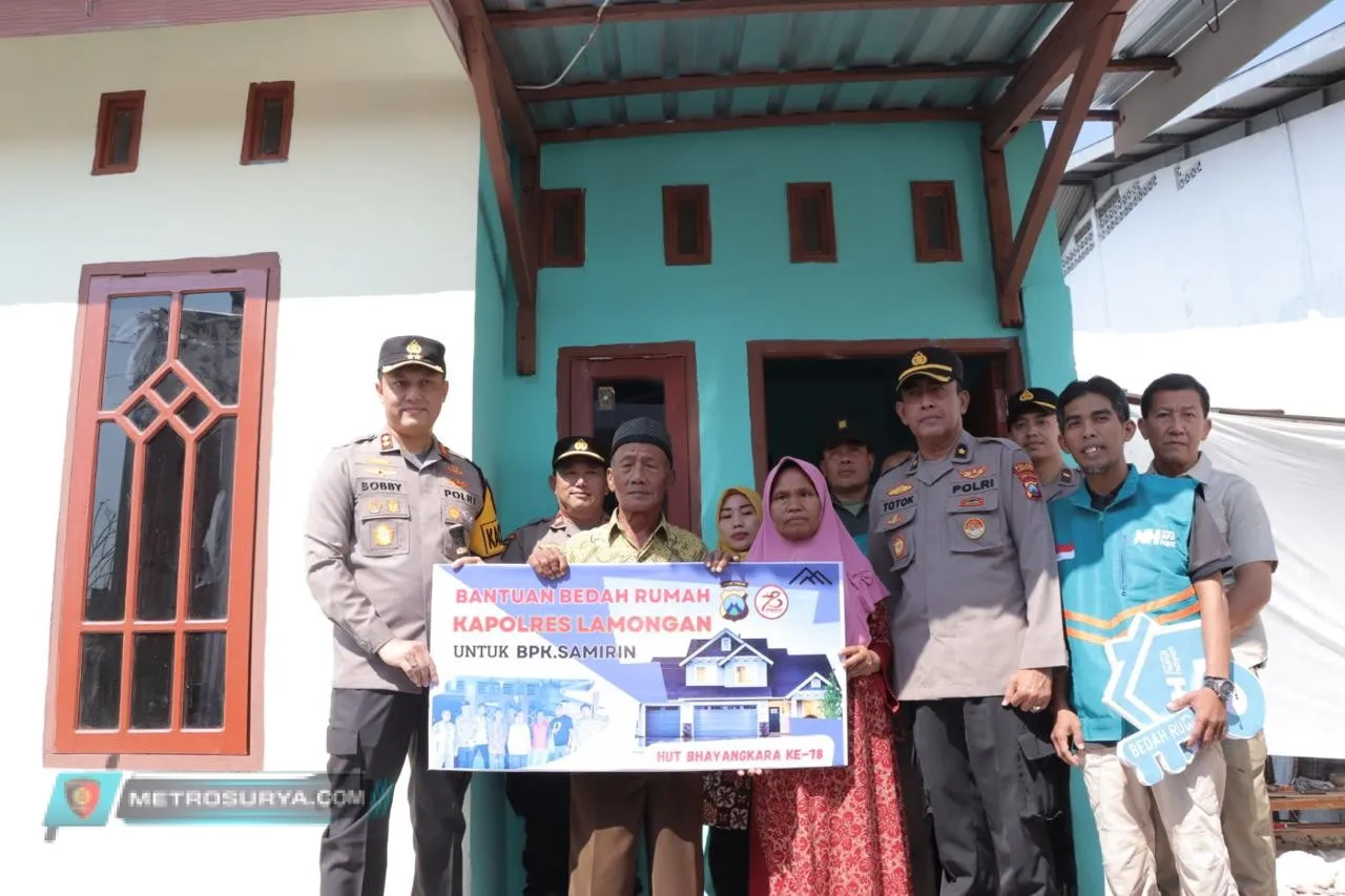 Kapolres Lamongan Serahkan Hasil Bedah Rumah Kepada Pemiliknya di Desa Nguwok