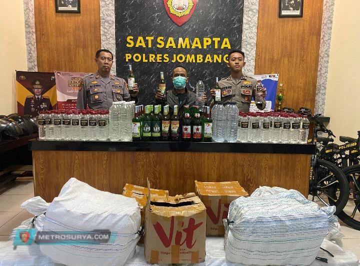 Polisi Jombang Gerebek Penjual Miras, Ratusan Botol Diamankan
