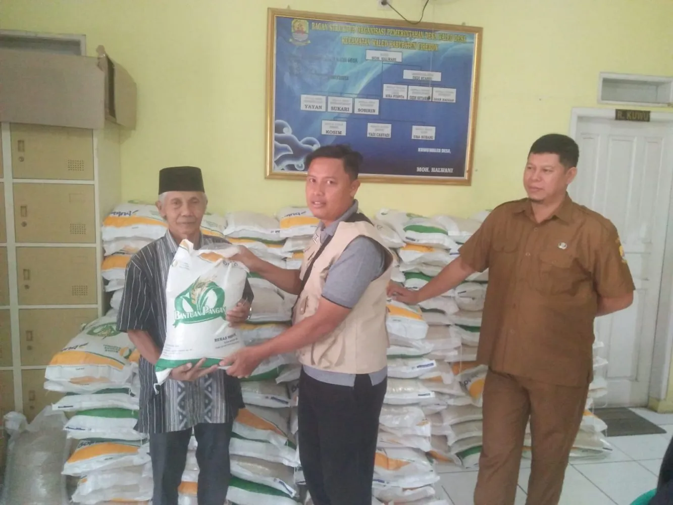 Pembagian Bantuan Beras Bulog 10 Kg Tahap 8 di Desa Waled Desa Kecamatan Waled.