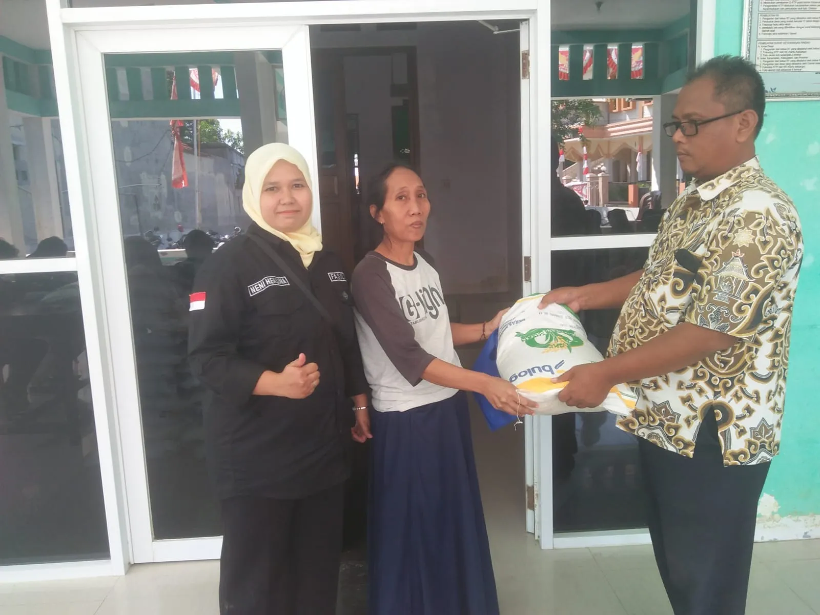 Pemdes Mekarsari Salurkan Bantuan Beras Bulog Kepada 196 KPM Tahap 8
