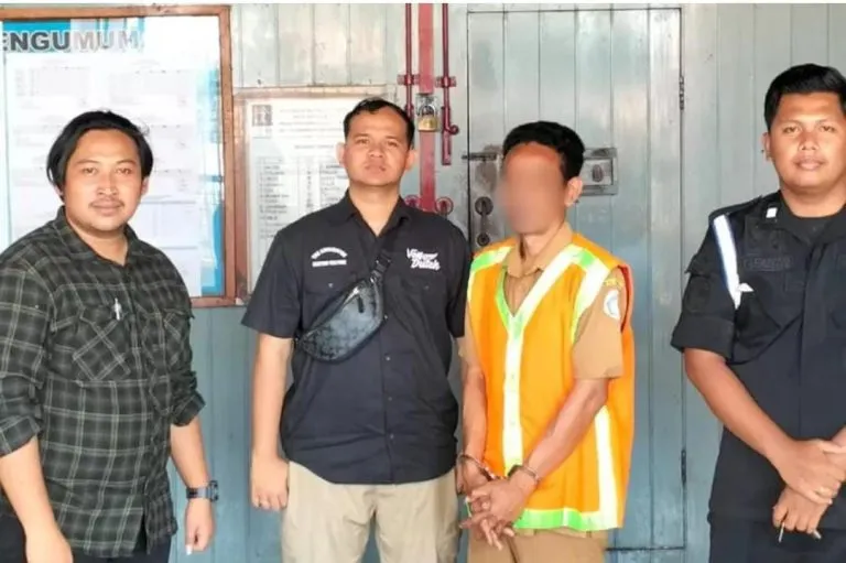 Oknum Kades kuro Akhirnya Dijemput Dan Dijebloskan Ke lapas oleh Kejari Lamongan