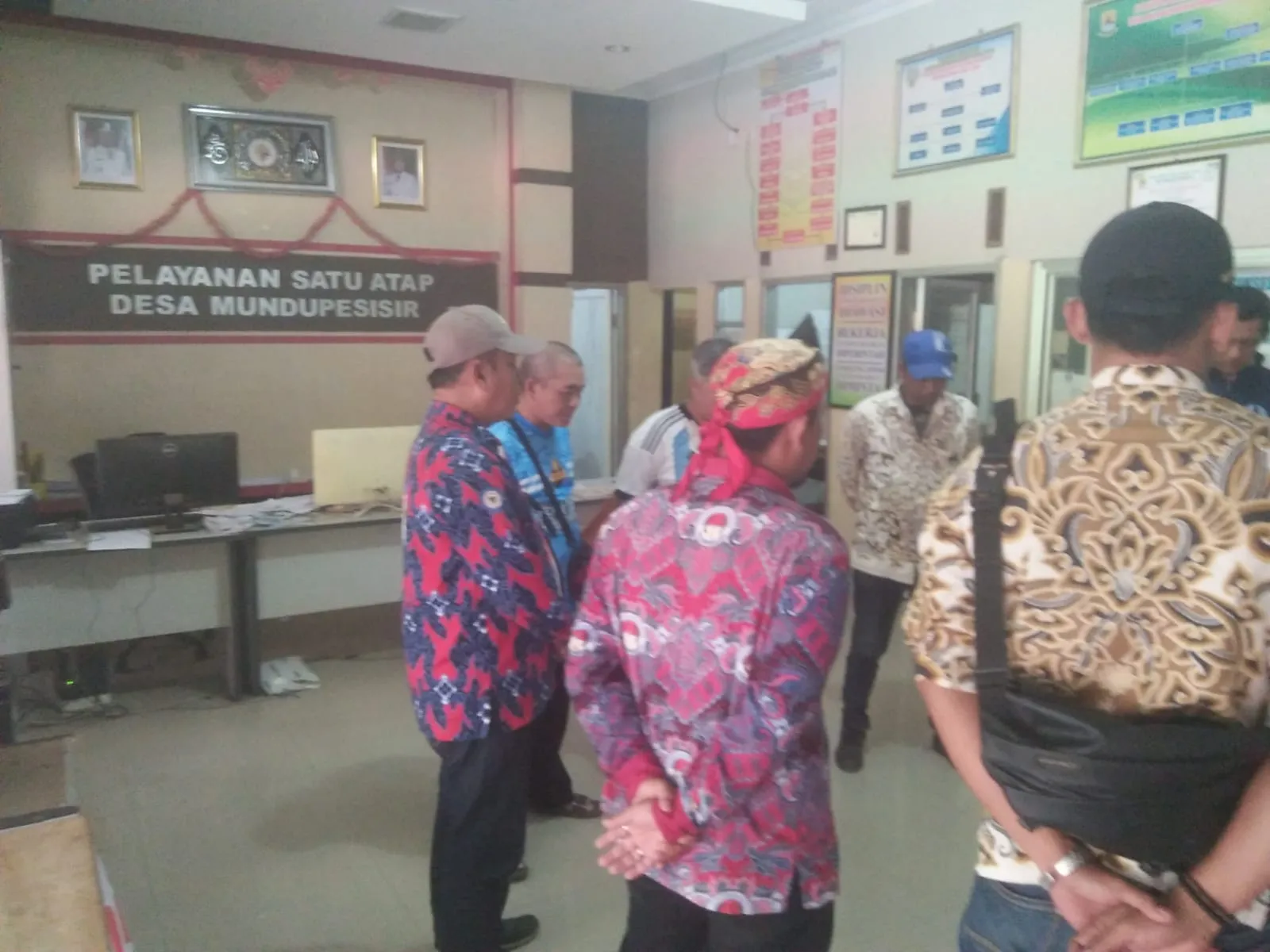 Perangkat Desa Mundu Pesisir Mematuhi Aturan Kerja Jam Kerja dan Jam Pulang Kerja.
