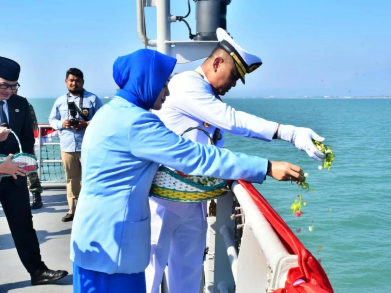 Wujud Penghormatan Kepada Pahlawan, TNI AL Gelar TABUR BUNGA di Perairan Teluk Cirebon. 