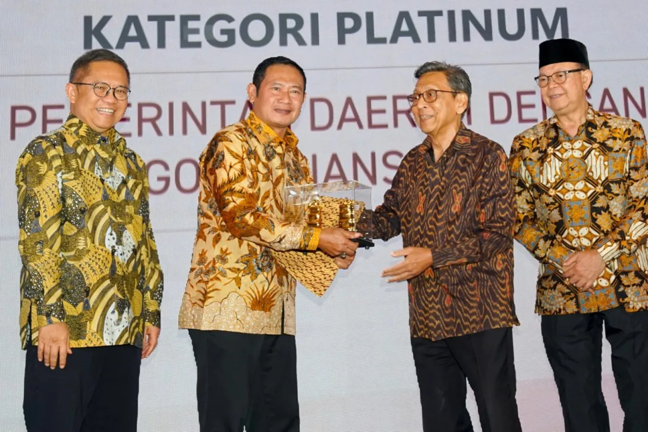 Bupati Lamongan, Dr. H. Yuhronur Efendi Raih Penghargaan Platinum IIPG atas Prestasi Gemilang