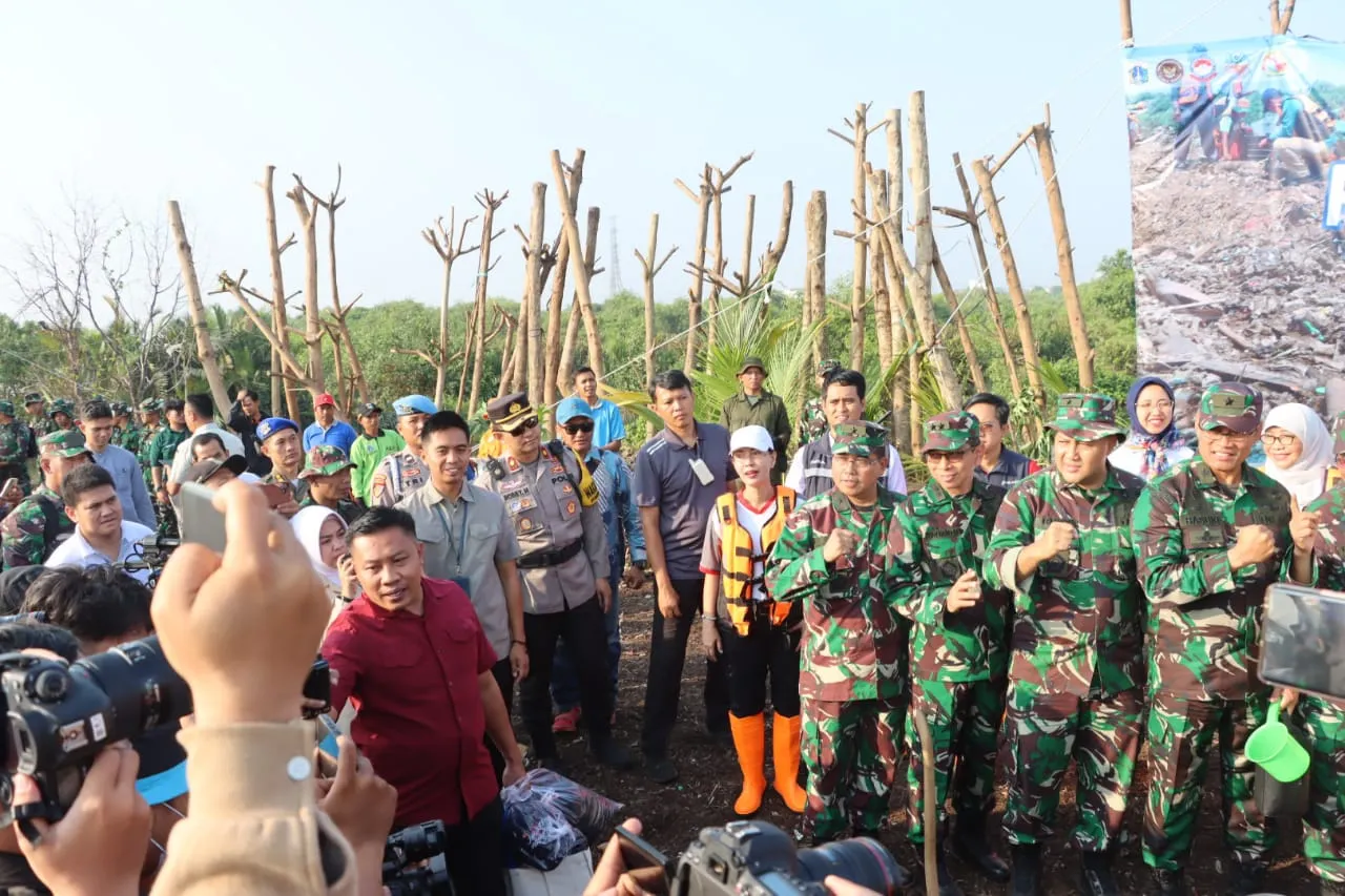 Pekan Gerebek Sampah Jaga Ekosistem Lingkungan di Kailadem Muara Angke