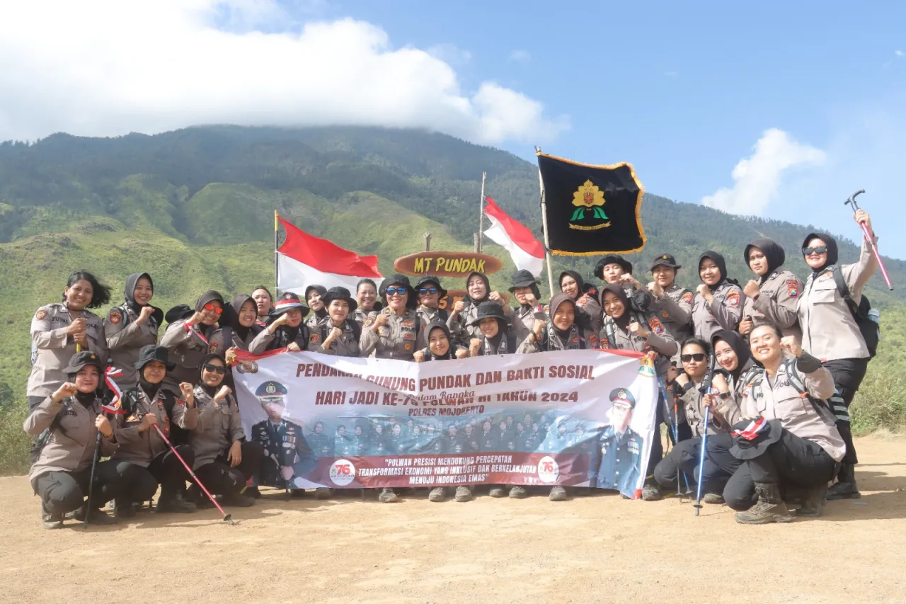 Hari Jadi ke -76 Polwan Polres Mojokerto Kibarkan Bendera Merah Putih di Puncak Gunung Pundak