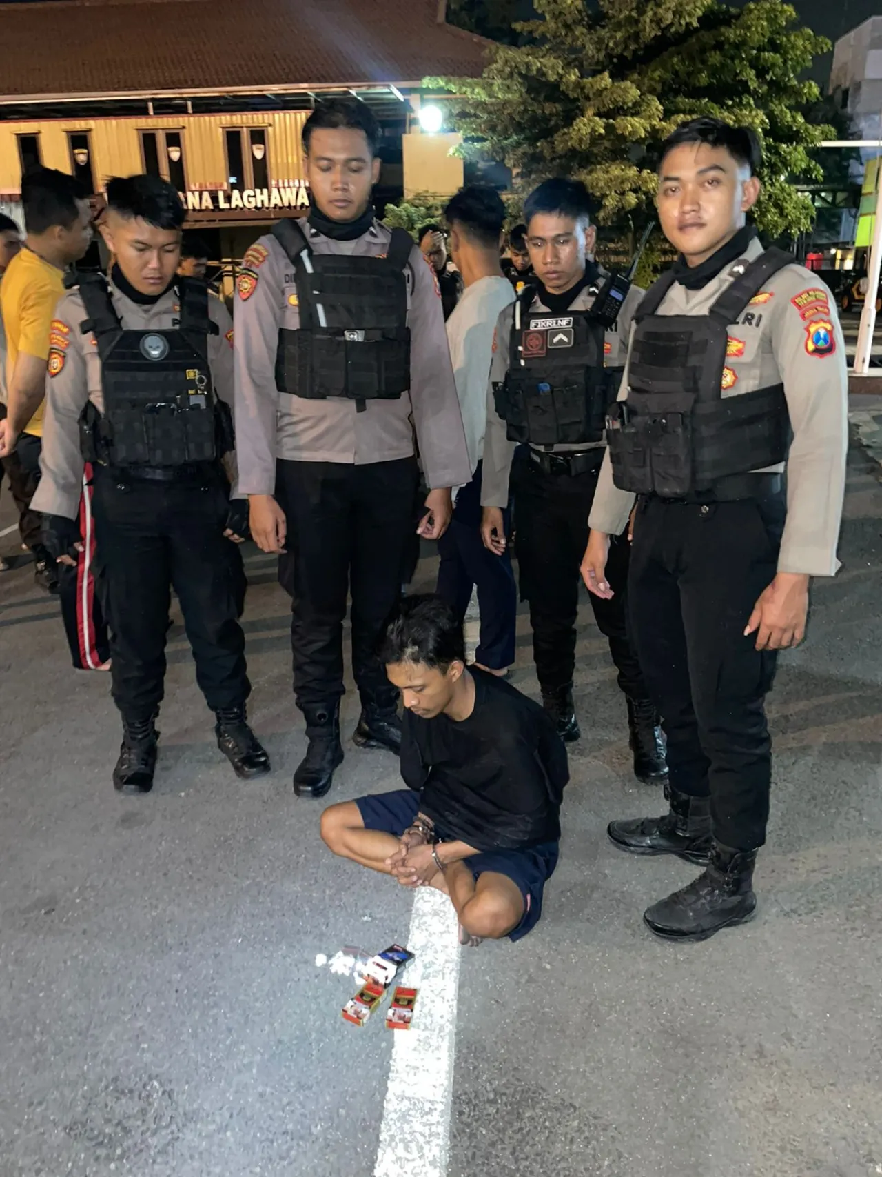 Tim Raimas Sat Samapta Polres Pelabuhan Tanjung Perak Amankan Dua Pengedar Pil saat Patroli