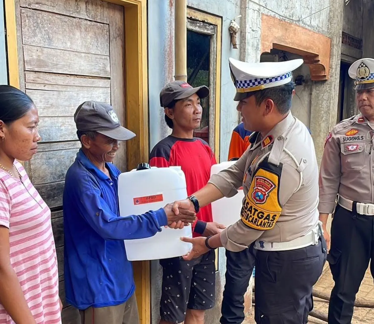 Harlantas Bhayangkara ke – 69 Polres Probolinggo Gelar Baksos Salurkan Air Bersih ke Desa Branggah Lumbang