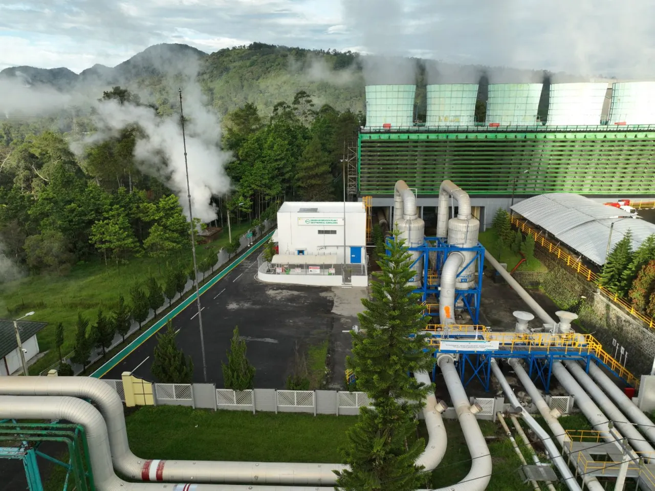 Percepat Pemanfaatan EBT, PLN Gandeng Pupuk Indonesia dan ACWA Power untuk Produksi Hidrogen dan Amonia Hijau