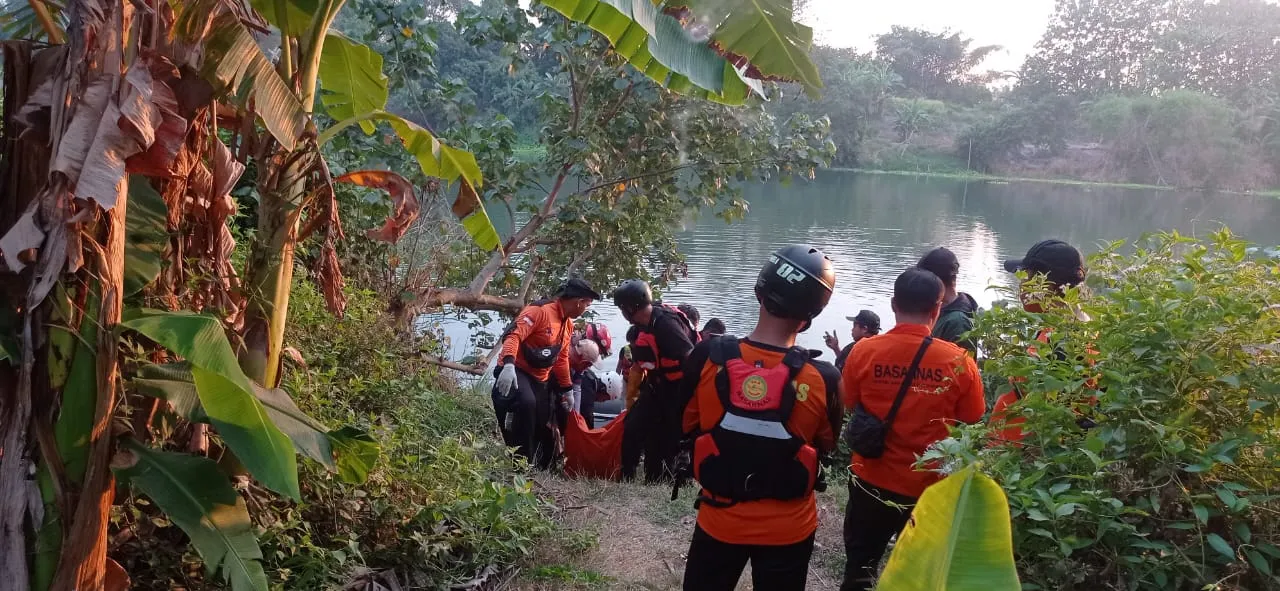 Polisi Bersama Tim SAR, Temukan Korban Bunuh diri Menceburkan ke Sungai Brantas