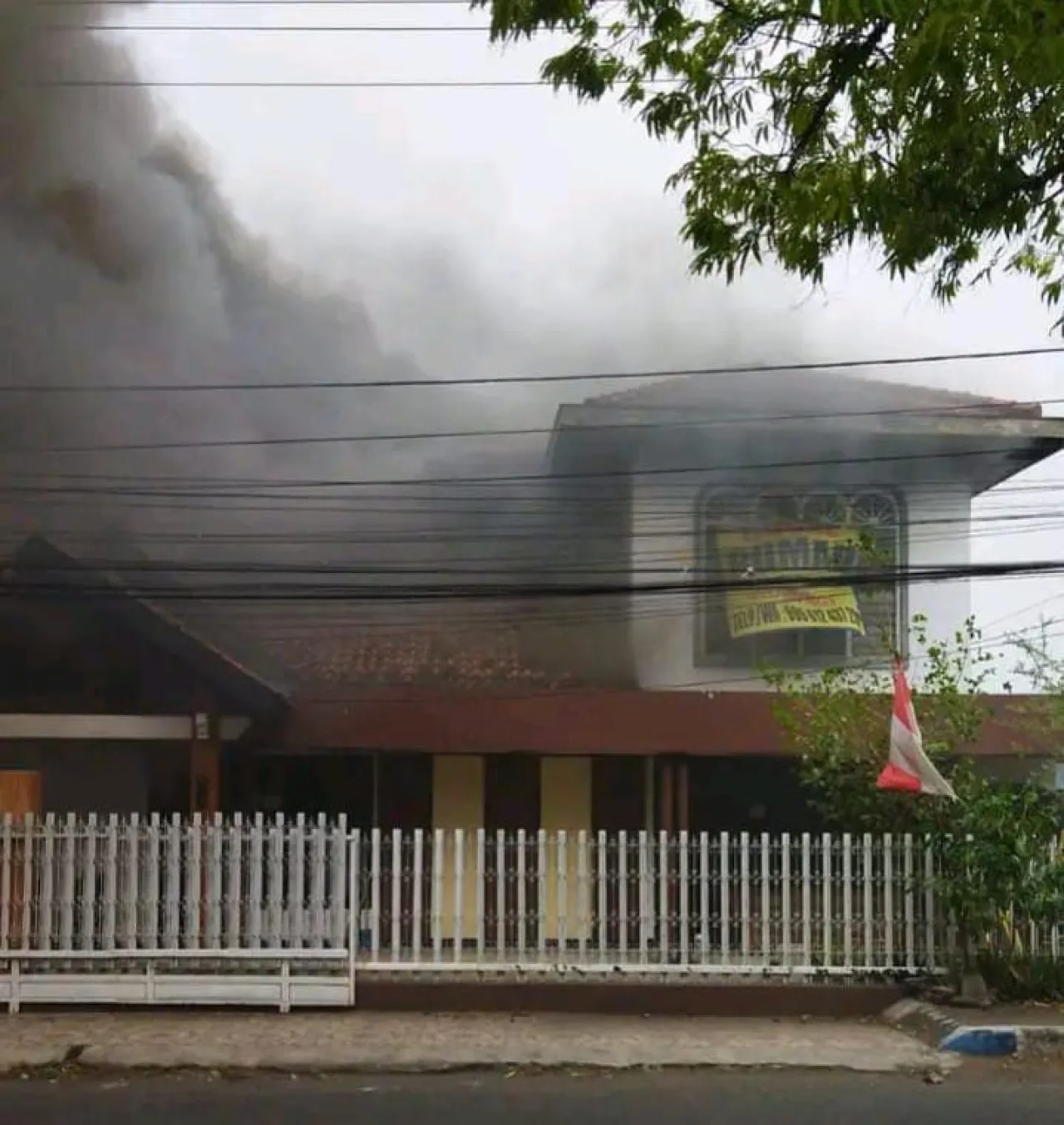 Terdengar Suara Ledakan, Rumah Warga Di Jombang Terbakar