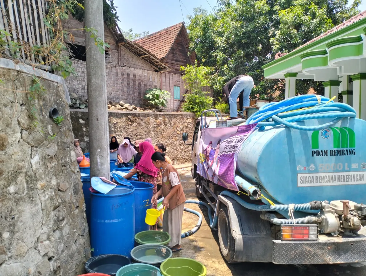 Calon Bupati Rembang, Bunda Vivit - Gus Umam Berikan Bantuan Air Bersih.
