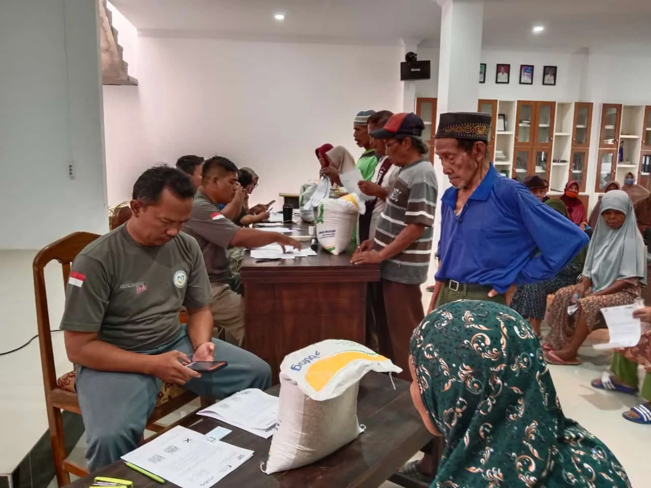Beras Bulog 10 KG Di Desa Karangtengah Kecamatan Karangsembung.