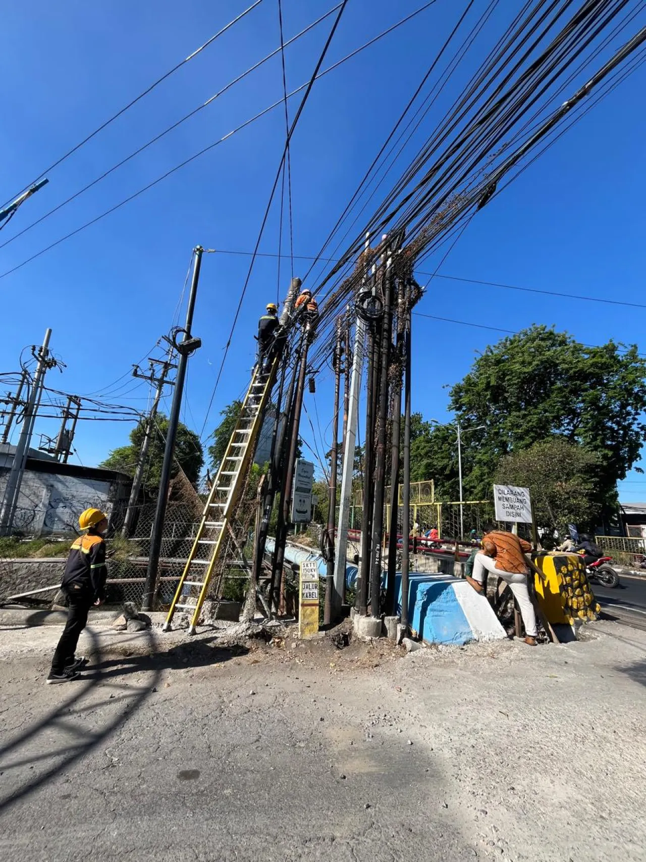 Pembenahan Jaringan Kota Sidoarjo, PLN Icon Plus Lakukan Perapihan dan Penataan Kabel di Tiang PLN