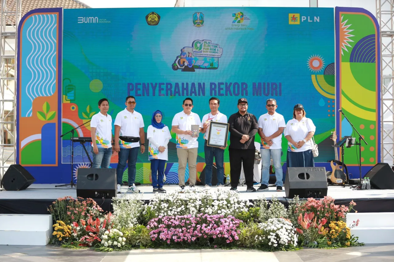 Peringati HLN Ke-79, PLN Kembali Pecahkan Rekor MURI Konvoi 2.200 Motor Listrik Terbanyak