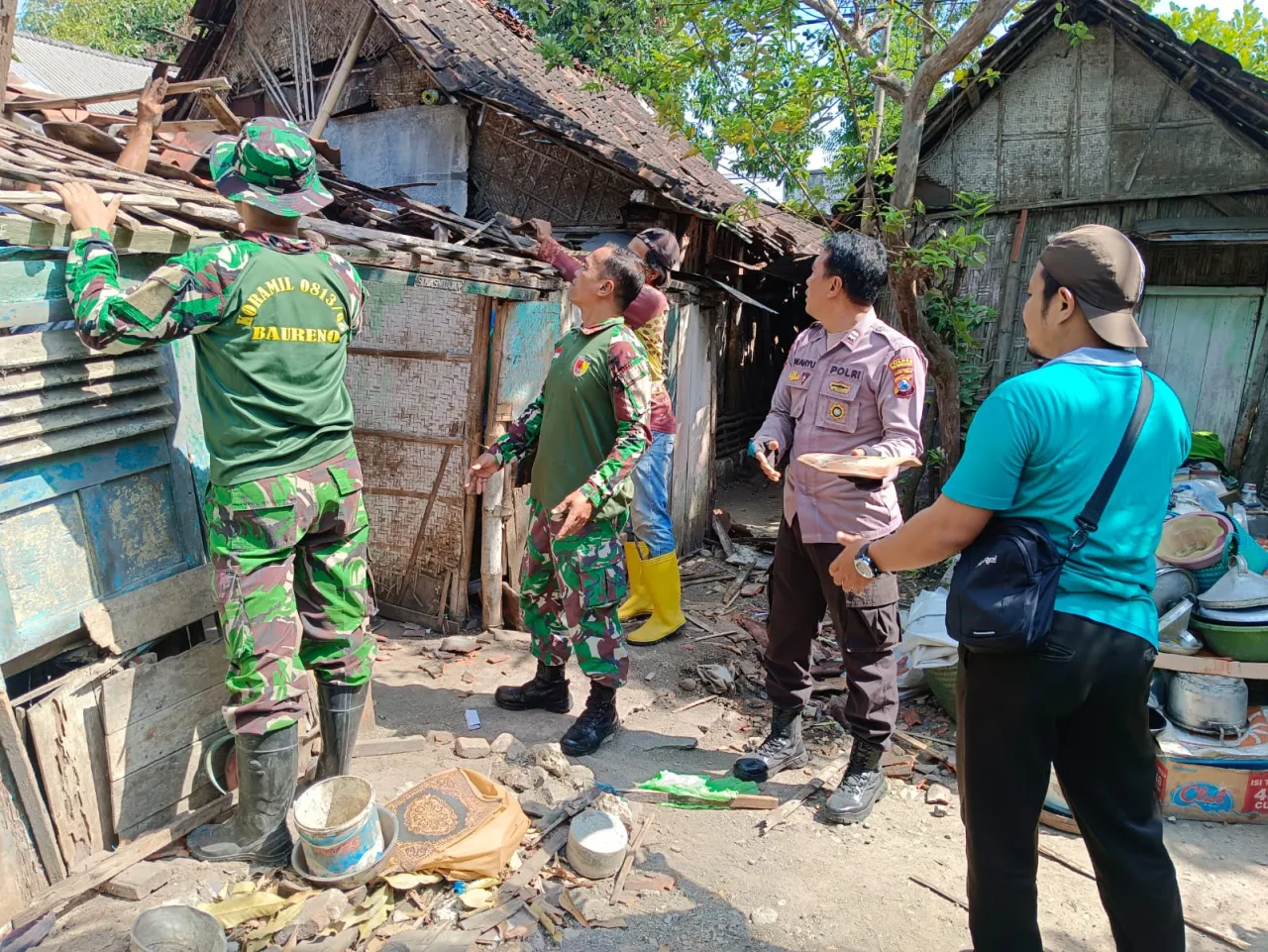 Sinergitas Polisi Bersama TNI dan Warga Gotong Royong Bedah Rumah Lansia di Bojonegoro