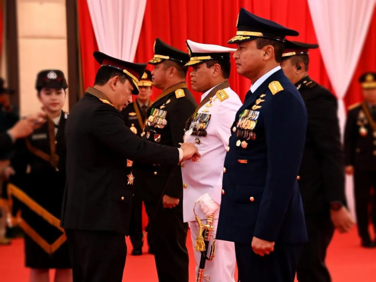 Wujud Sinergitas TNI-POLRI, Kasal Terima Penganugerahan Bintang BHAYANGKARA Utama Di Mabes POLRI.