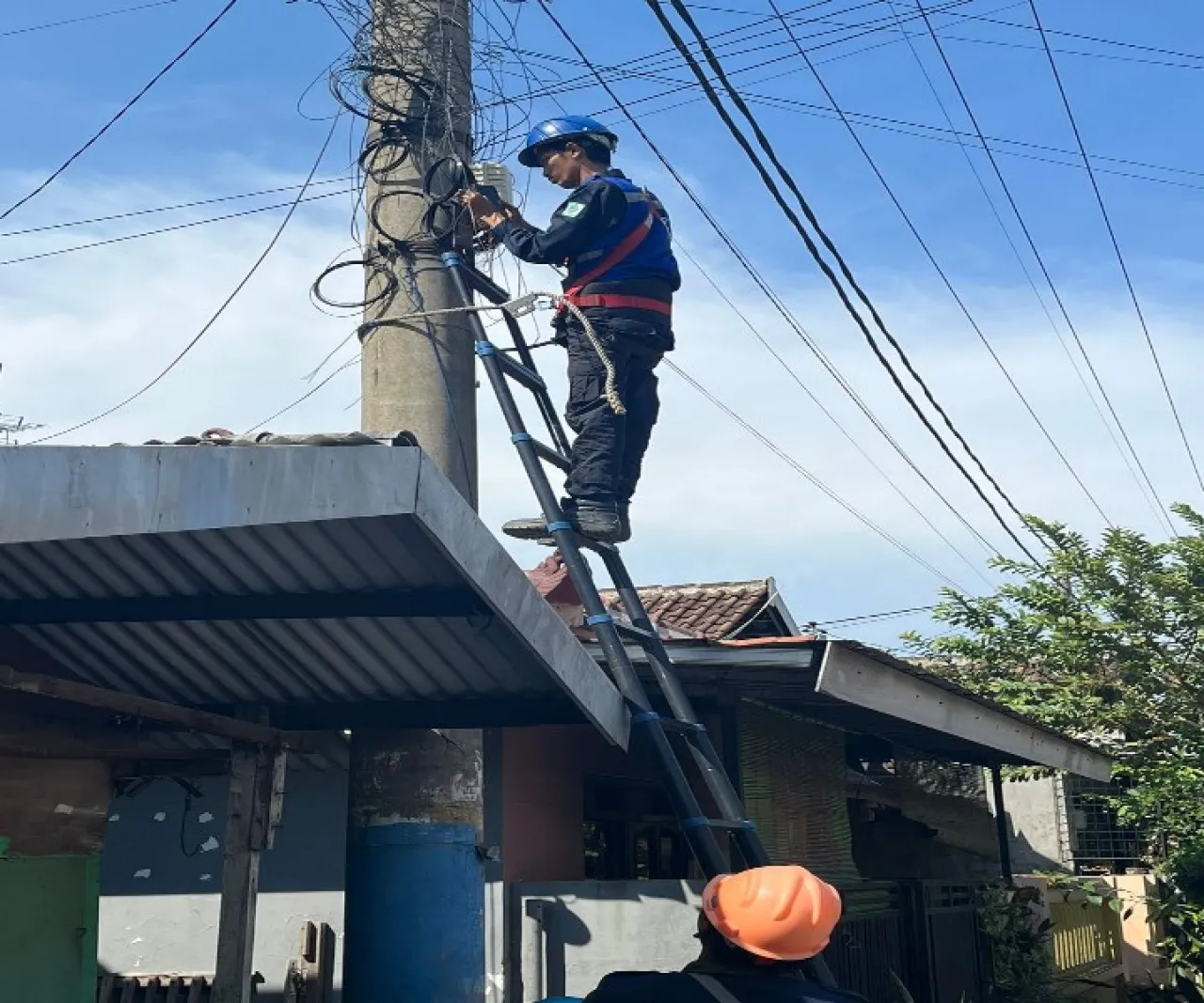 Demi Keindahan Kota, PLN Icon Plus Menata Kabel Di Tiang PLN Kota Pasuruan