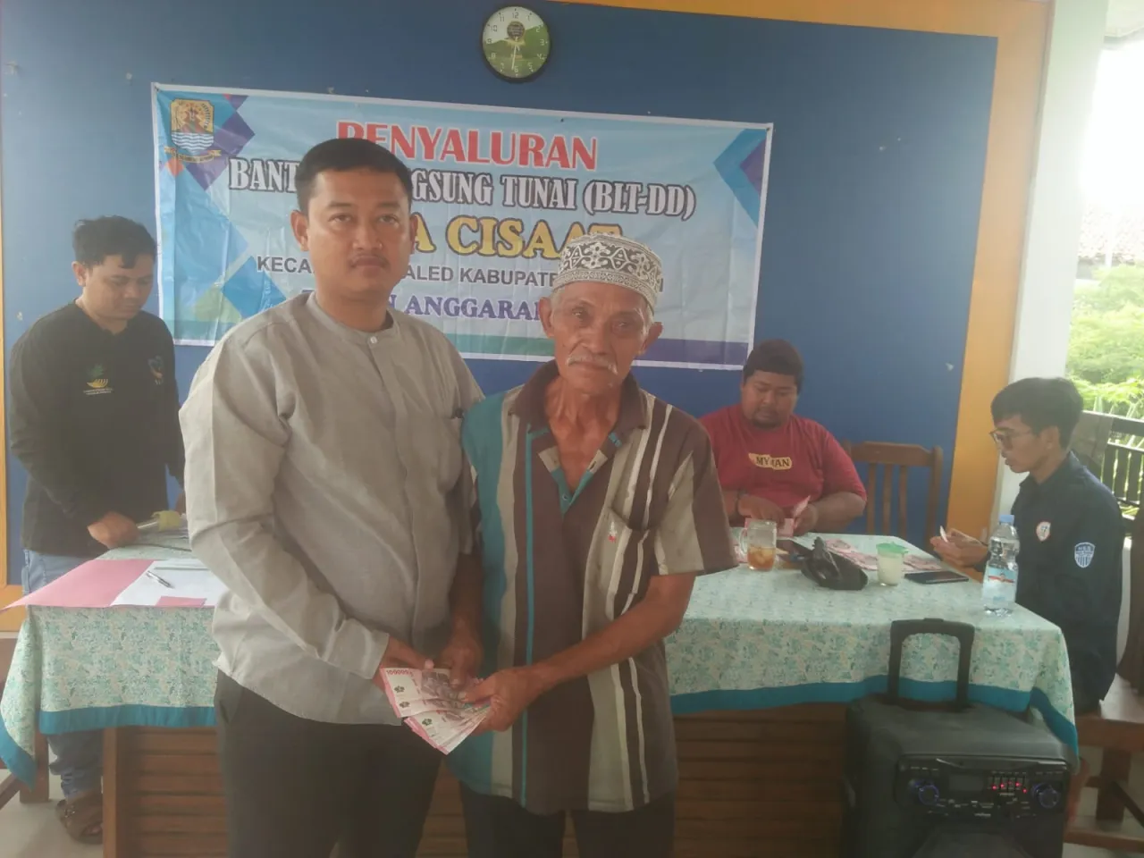 Penyaluran bantuan langsung tunai dana desa ( BLT DD ) tahun 2024 Di Balaidesa Cisaat.