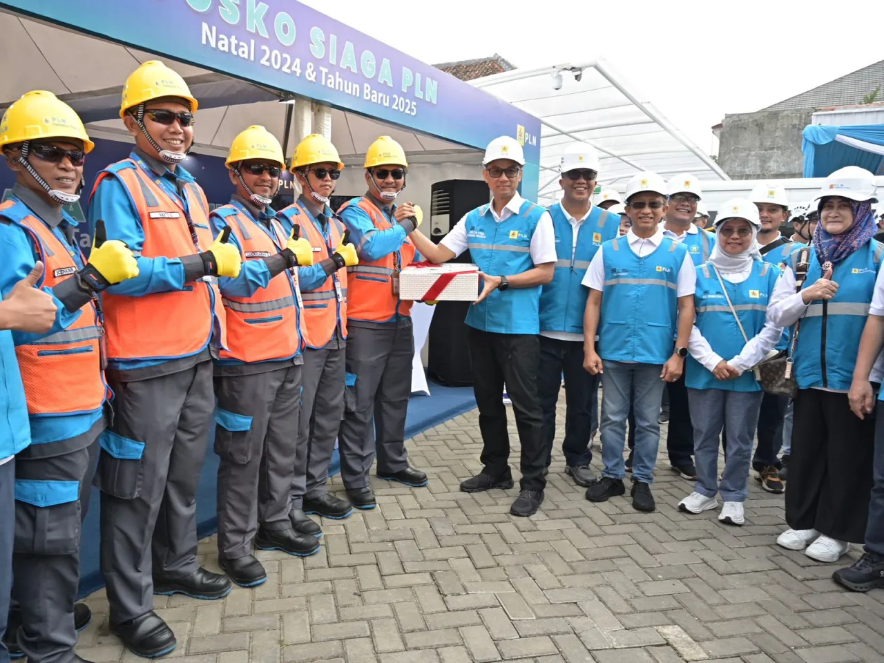 Sambut Nataru, Dirut PLN Tinjau SPKLU Bandung Pastikan Seluruh Infratruktur EV Siap Layani 24 Jam