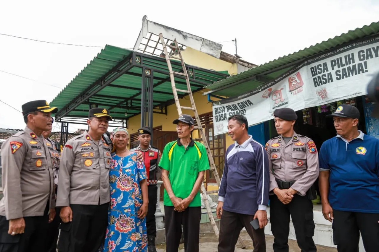 Peduli Korban Puting Beliung, Polres Jombang Salurkan Bantuan Sembako Kepada Masyaraka