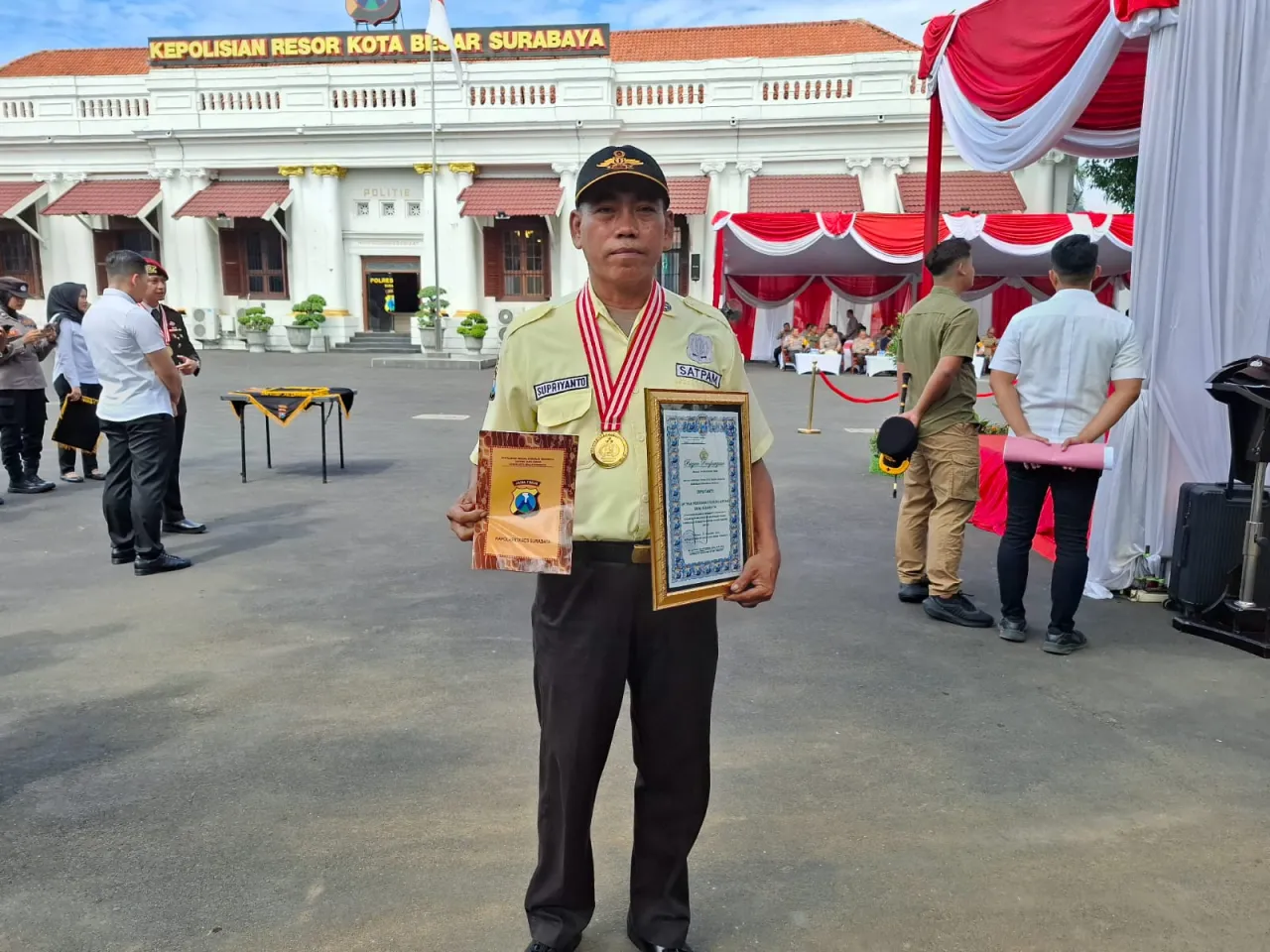 Satpam Gunung Anyar Mas Gagalkan Begal, Raih Penghargaan Kapolrestabes Surabaya
