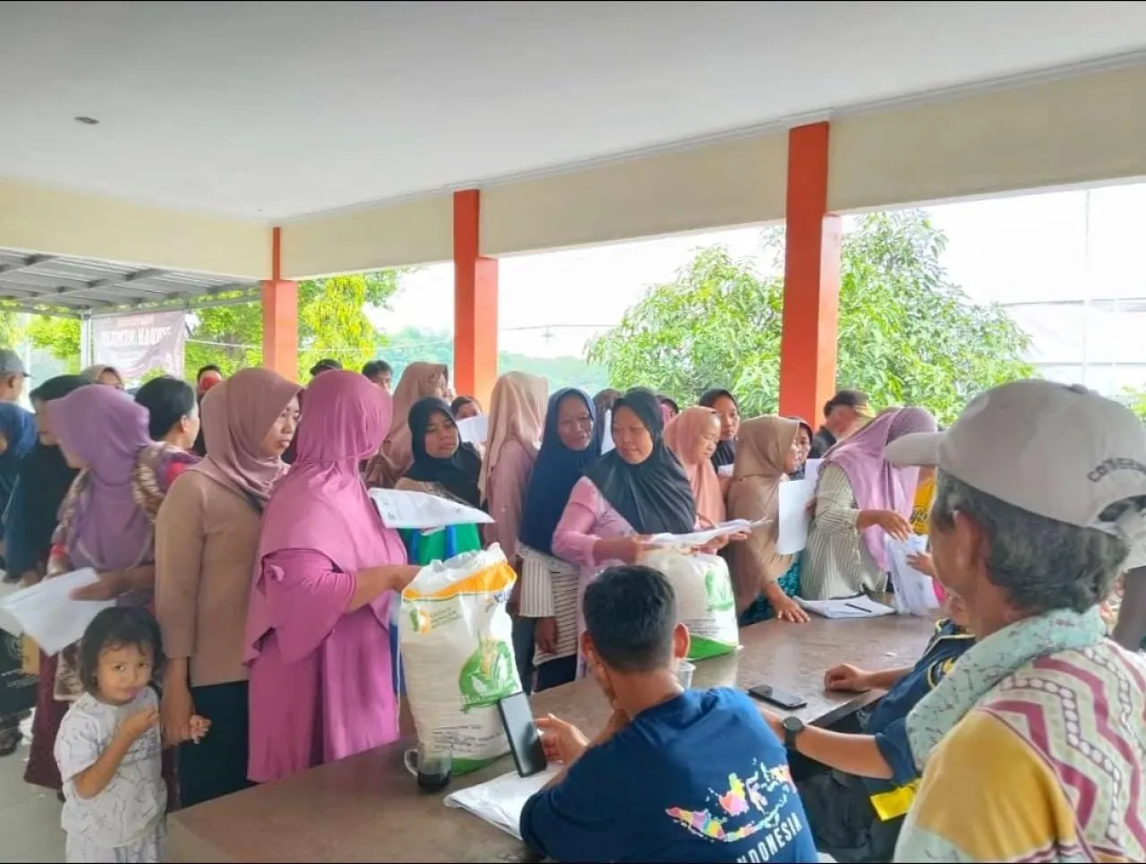 Kelurahan Pejambon Kecamatan Sumber Penyaluran Beras Bulog 10 Kg.
