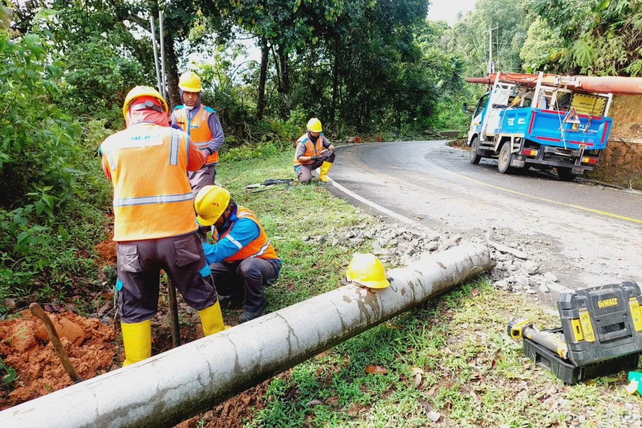 Nataru: Bertahap, PLN Berhasil Pulihkan Kelistrikan Pascacuaca Ekstrem di Beberapa Wilayah Jawa Bara