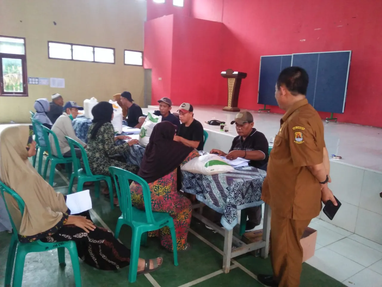Pemdes Cikulak Induk Salurkan Bantuan Beras Bulog 10 kg Kepada 1149 Kpm