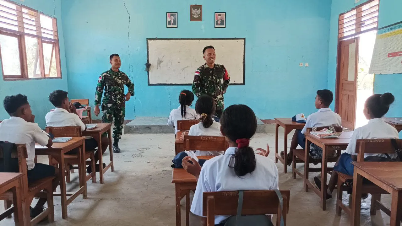 Satgas Pamtas RI-RDTL Yonarhanud 15/DBY Berperan Aktif sebagai Tenaga Pendidik di SMP Negeri Satu Atap Taloi