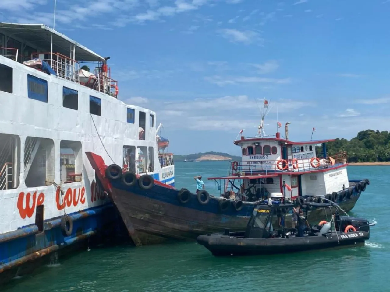 TNI AL BERHASIL BANTU PROSES PEMADAMAN DAN EVAKUASI KMP. MULIA NUSANTARA YANG TERBAKAR DI PERAIRAN PULAU KASAM, BATAM.