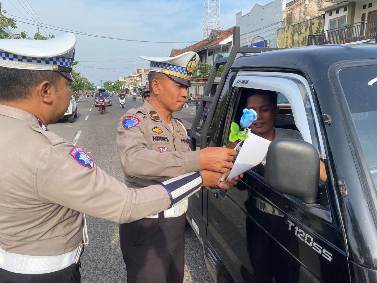 Pengendara Tertib Dapat Reward dalam Operasi Zebra Semeru 2024 di Ponorogo