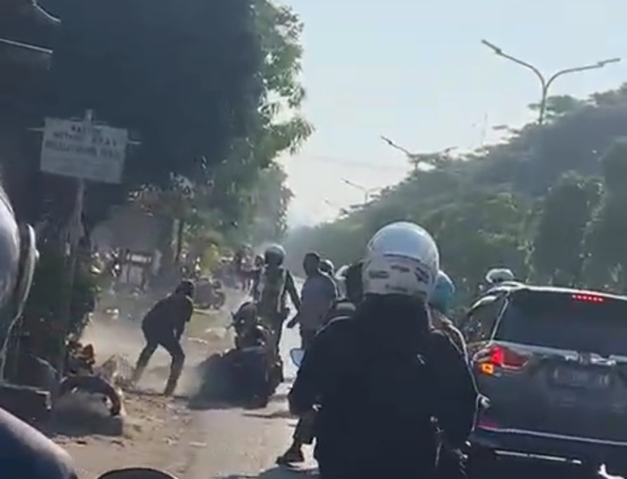 Viral di Video! Dua Orang Terlibat Aksi Carok di Bunder Gresik. 