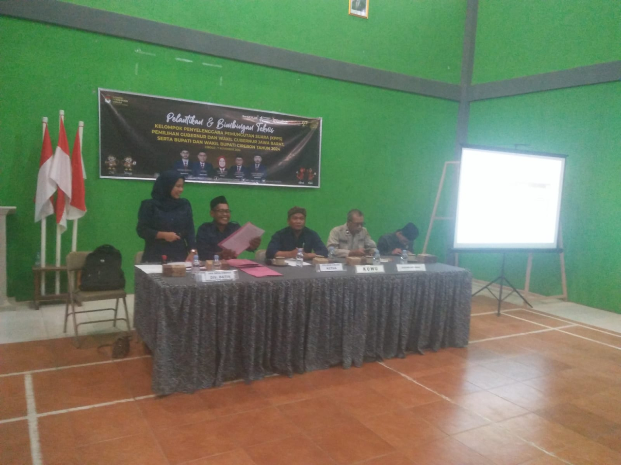 Siap Sukseskan Pilkada 2024, KPPPS Desa Cibogo Dilantik dan Diberikan Bimbingan Teknis