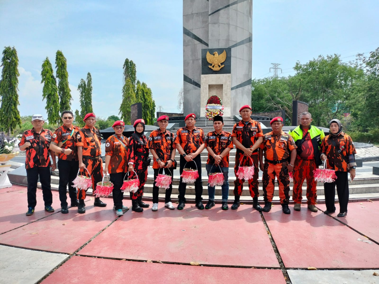 Peringati Hari Pahlawan, Pemuda Pancasila Kota Surabaya Tabur Bunga di Taman Makam Pahlawan