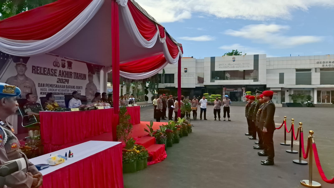Polrestabes Surabaya Rilis Akhir Tahun 2024: Pemusnahan Barang Bukti hingga Capaian Penurunan Kriminalitas