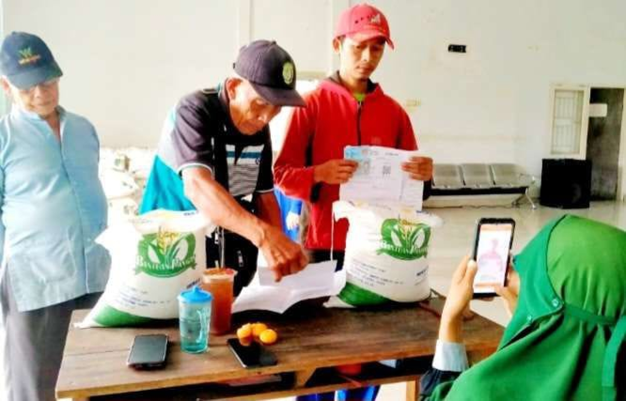 Penyaluran Bantuan Beras Bulog Bulan Desember 2024 Desa Luwung.