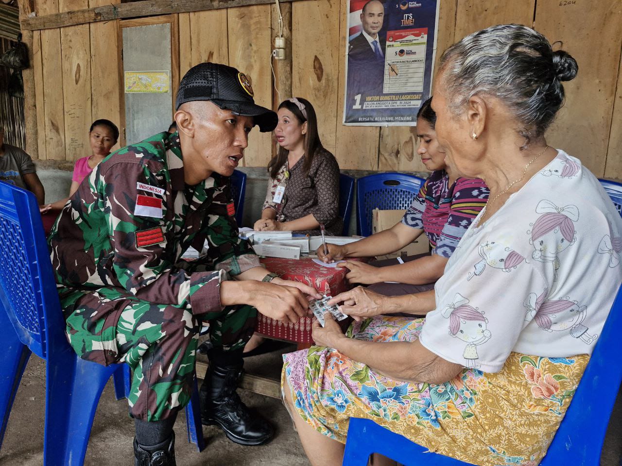 Satgas Pamtas RI-RDTL Yonarhanud 15/DBY Bersama Puskesmas Gelar Posyandu Lansia di Amfoang Timur