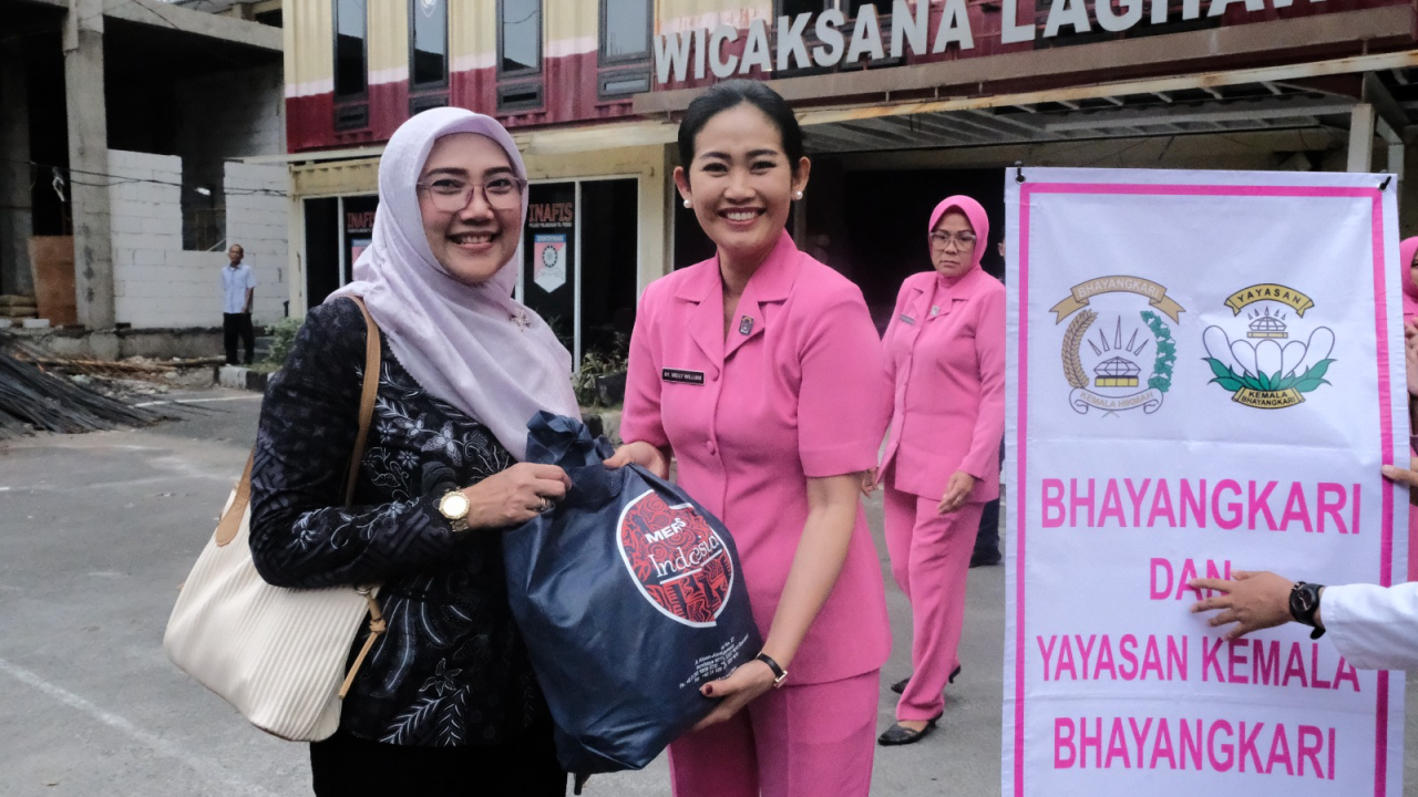 Bhayangkari Cabang Pelabuhan Tanjung Perak Gelar Bhakti Sosial Sentuh Hati Buruh TKBM dan Paguyuban Bentor