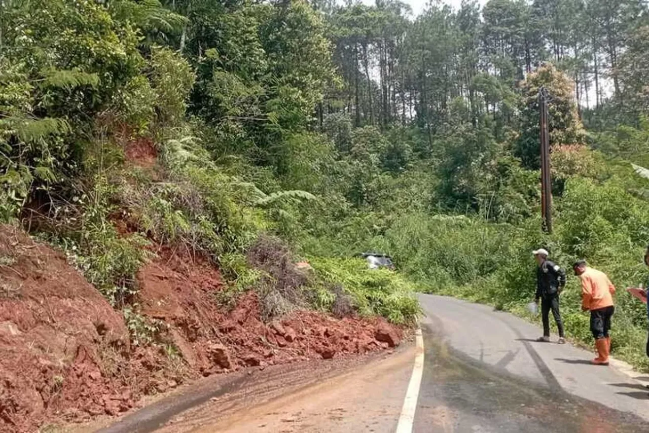 Hujan Deras, Tanah Longsor Timbun Separuh Jalur Alternatif Ciamis-Majalengka