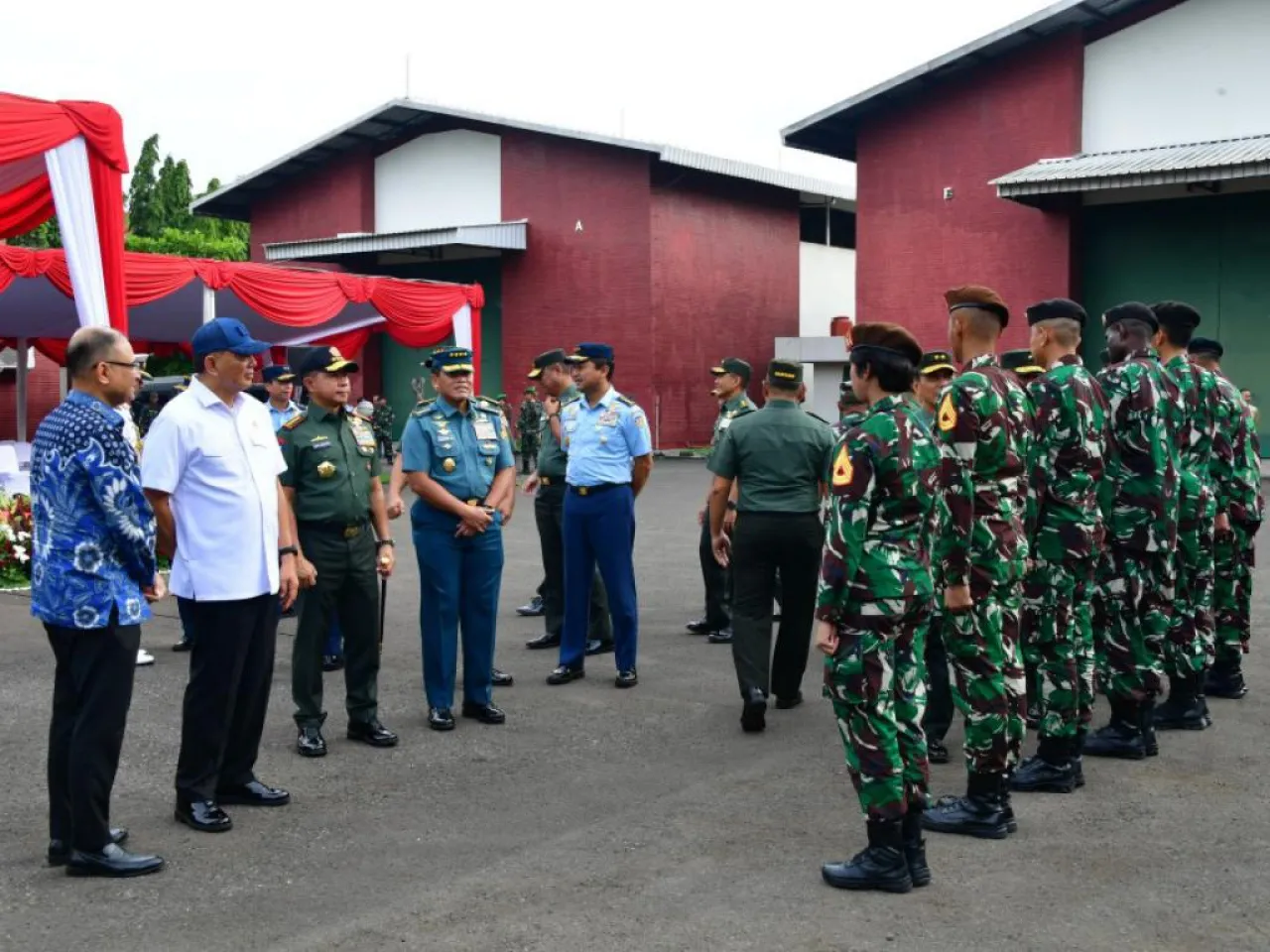 KASAL DAMPINGI MENHAN RI DAN PANGLIMA TNI LEPAS KEBERANGKATAN PASUKAN TNI UNTUK PARADE REPUBLIC DAY INDIA 2025