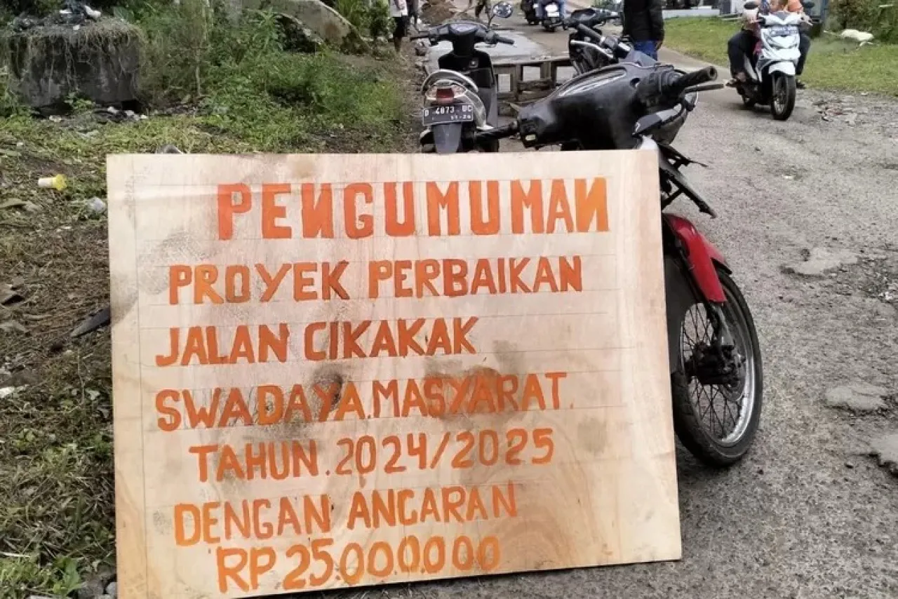 Puluhan Tahun Tak Diperbaiki Pemerintah, Jalan di Cililin Bandung Barat Direnovasi Pakai Uang Warga