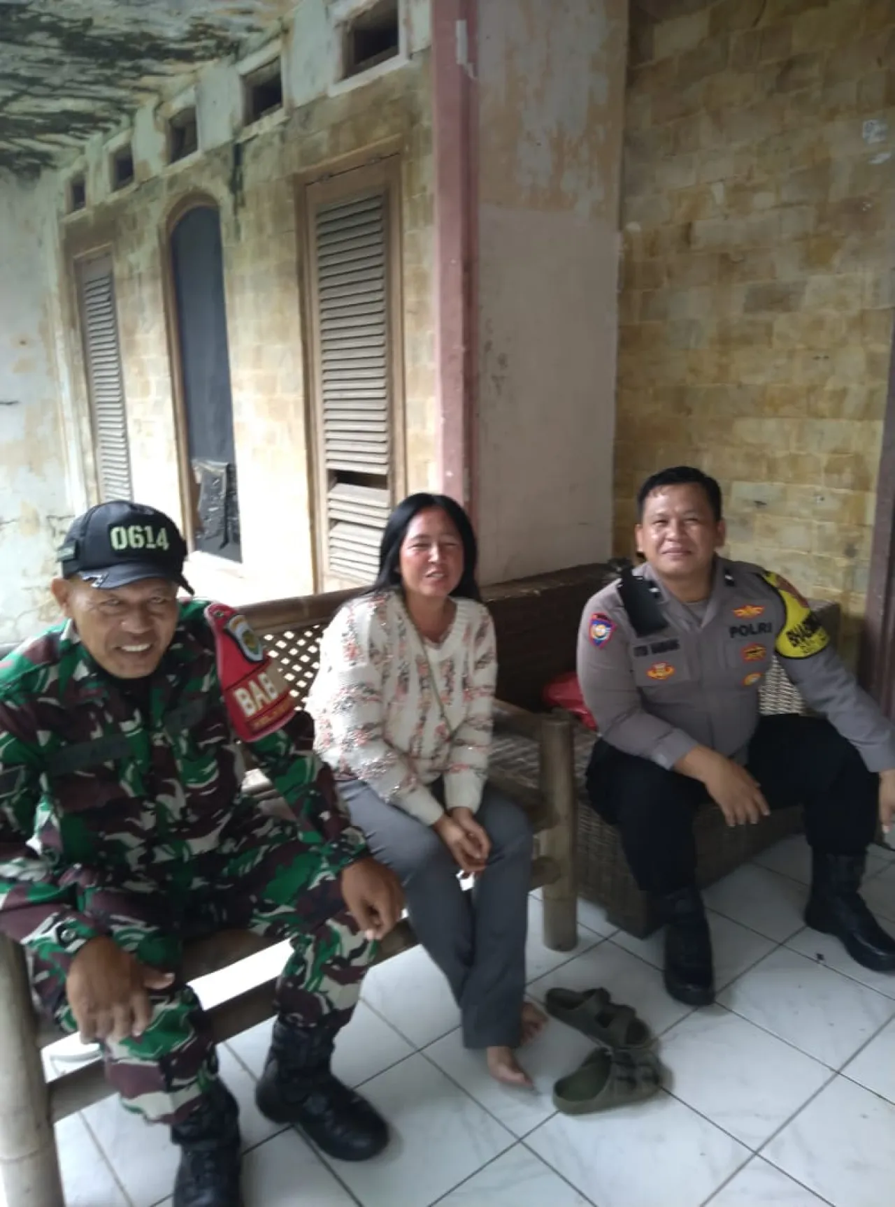Pererat silaturahmi, Bhabinkamtibmas Kasepuhan Polsek Lemah Wungkuk Polres Cirebon Kota sambang warga