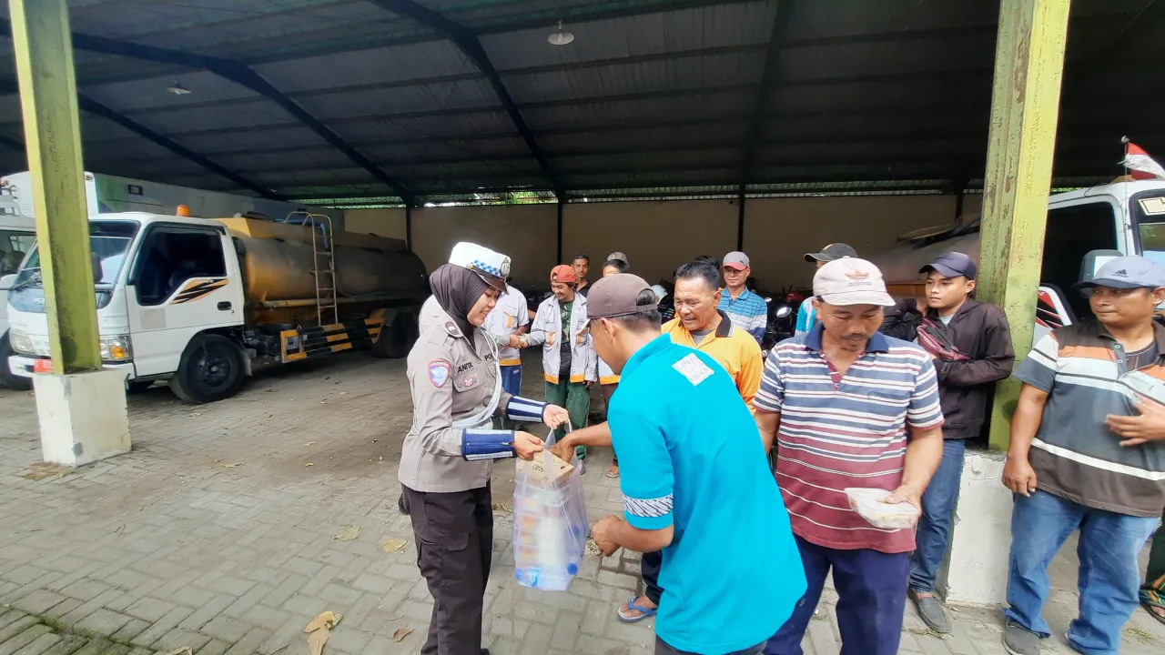 Peduli Sesama, Polisi bagikan Nasi Bungkus Kepada Pekerja Kebersihan di Jum’at Berkah