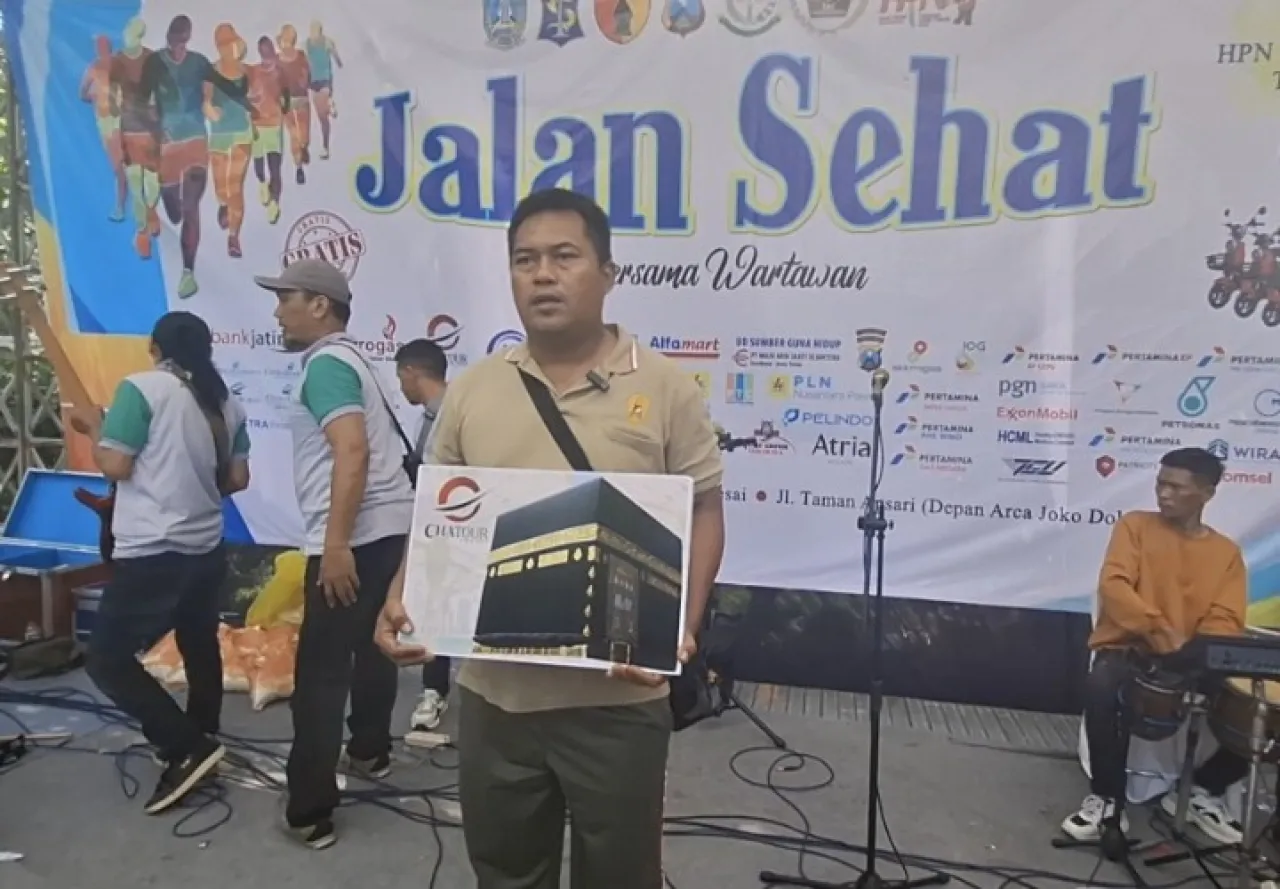 Serda Misbahul Munir Raih Tiket Umroh di Jalan Sehat HPN 2025 & HUT ke-79 PWI Jatim: "Biar Ibu Saya Yang Berangkat."
